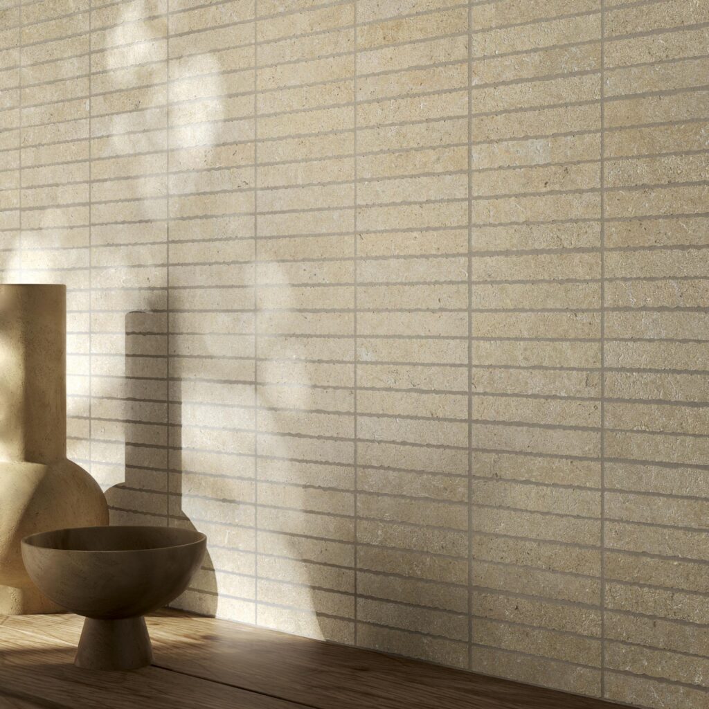 Rivestimento a listelli della collezione Cathédrale, variante Paris Crème. L'immagine mostra una parete interna decorata con piccoli elementi ceramici che creano un gioco di luci e ombre.