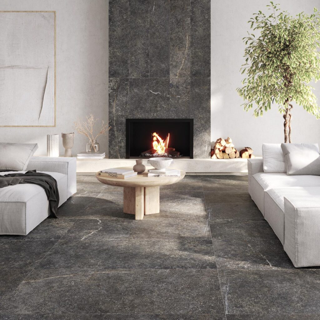 Collezione G-Stone nella variante Nero Ragusa: un raffinato ambiente living che mette in risalto l'eleganza del gres porcellanato effetto pietra scura.
